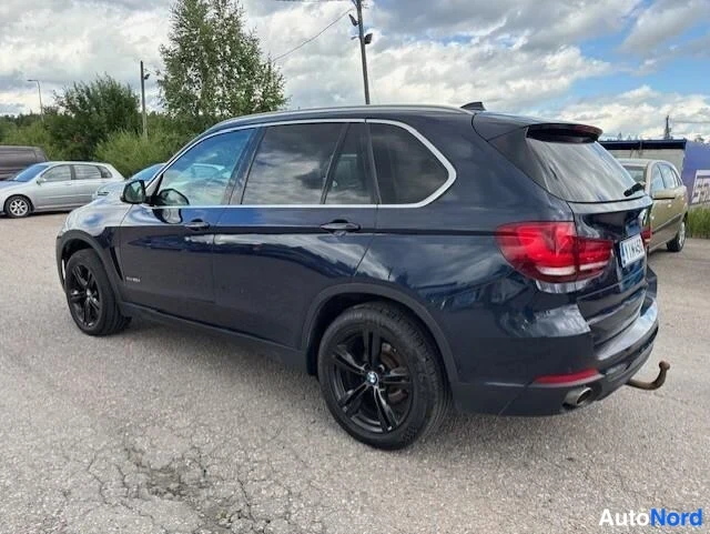 Blå BMW X5 xDrive30d 2014, snett bakifrån, bild 8