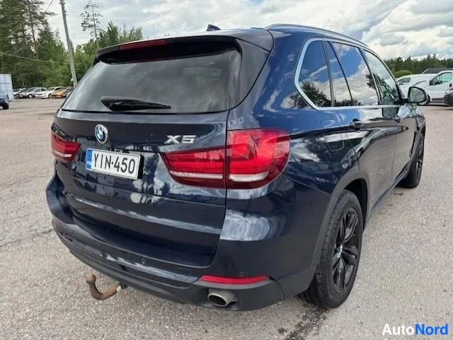 Blå BMW X5 xDrive30d 2014, snett bakifrån, bild 9