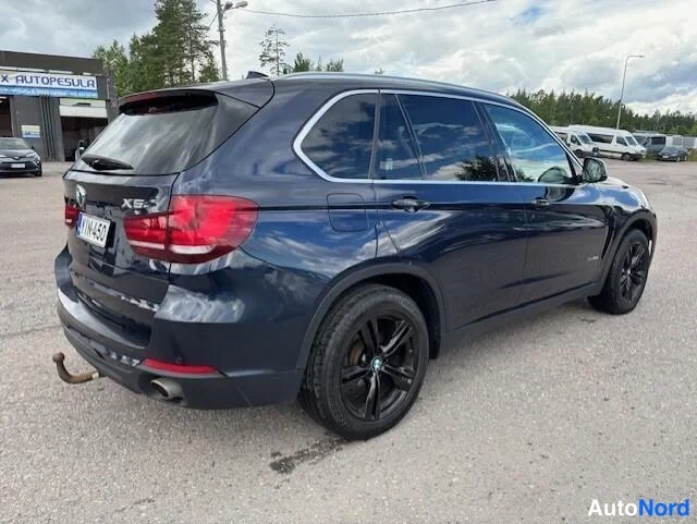 Blå BMW X5 xDrive30d 2014, snett bakifrån, bild 10