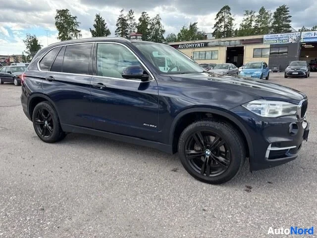 Blå BMW X5 xDrive30d 2014, snett framifrån, fronten åt höger, bild 6