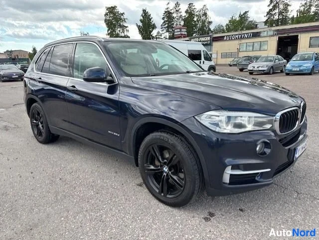 Blå BMW X5 xDrive30d 2014, snett framifrån, fronten åt höger, bild 5