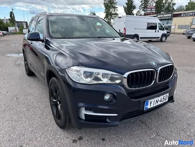 Blå BMW X5 xDrive30d 2014, snett framifrån, fronten åt höger, bild 7