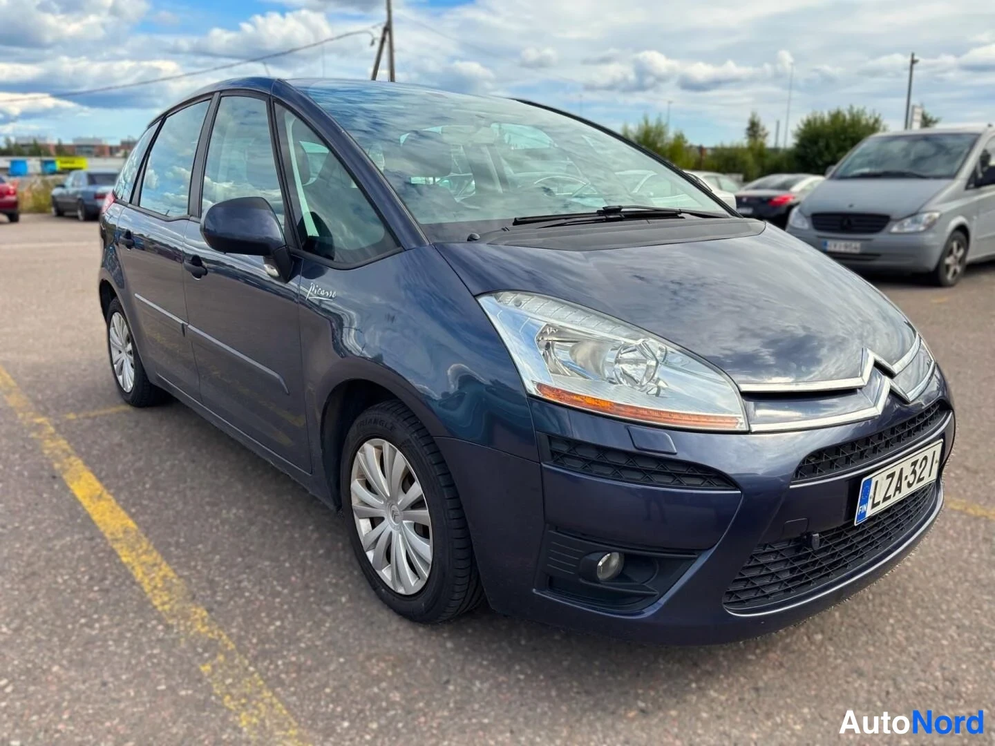 Blå Citroen C4 Picasso 2010, snett framifrån, fronten åt höger, bild 3