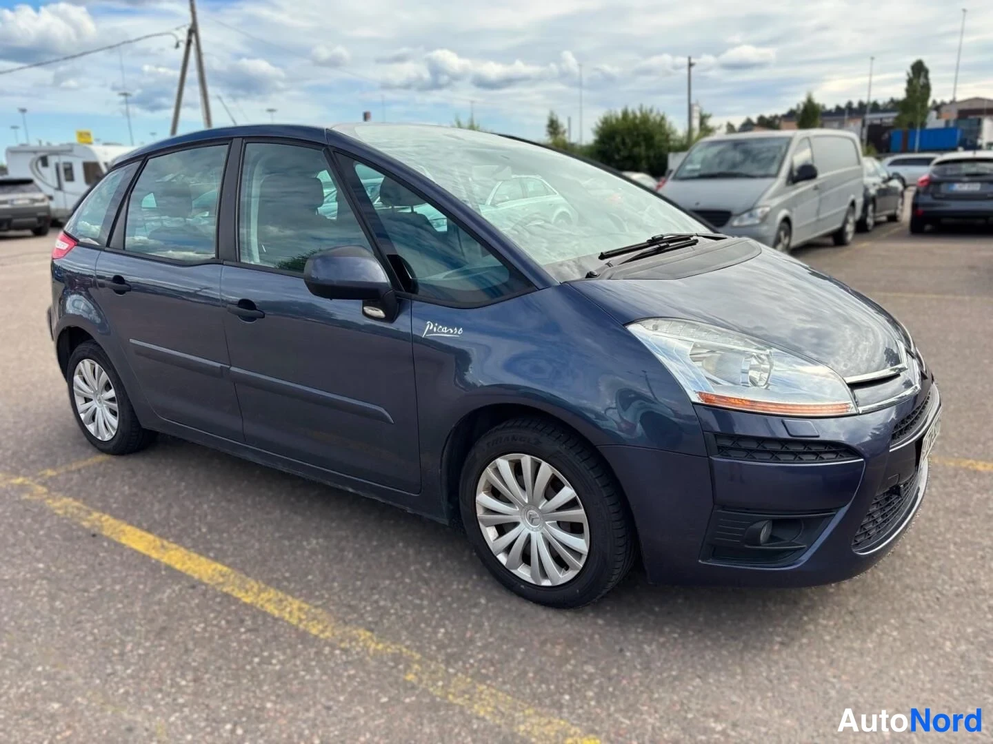 Blå Citroen C4 Picasso 2010, snett framifrån, fronten åt höger, bild 4