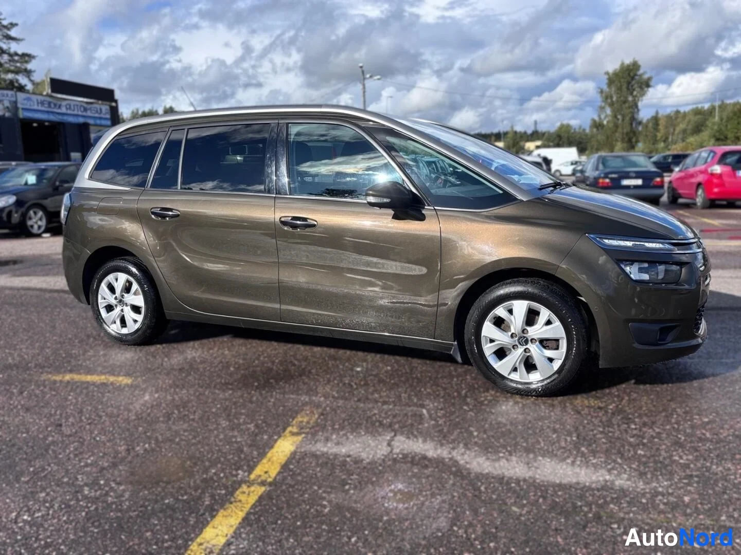 Brun Citroen Grand C4 Picasso 2015, snett framifrån, fronten åt höger, bild 3