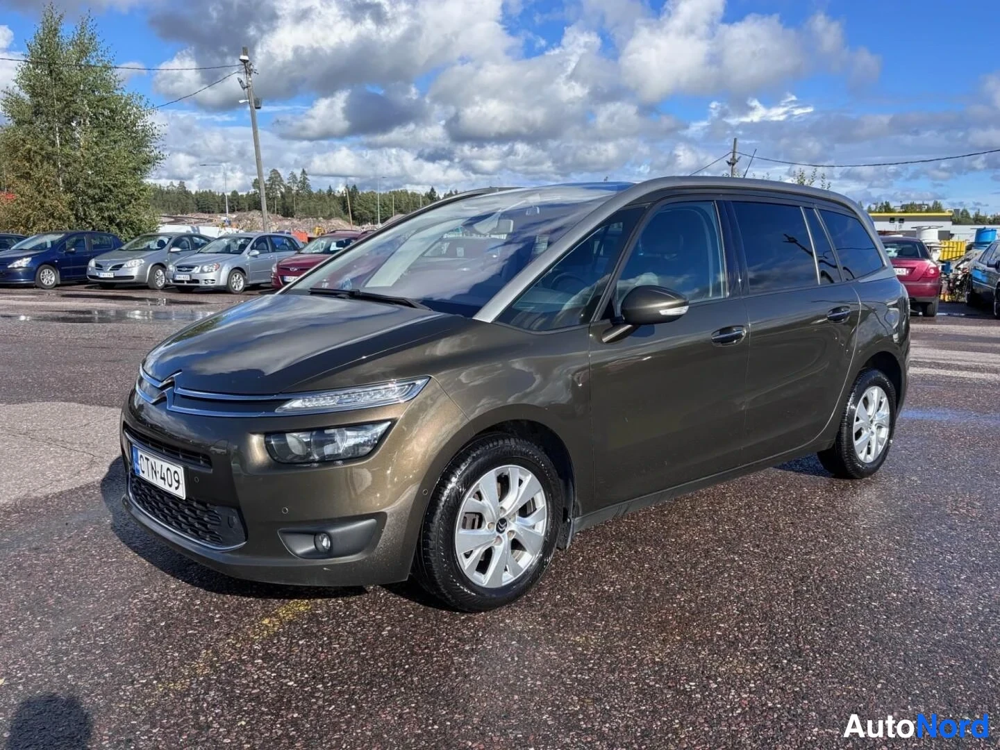 Brun Citroen Grand C4 Picasso 2015, snett framifrån, fronten åt vänster, bild 2