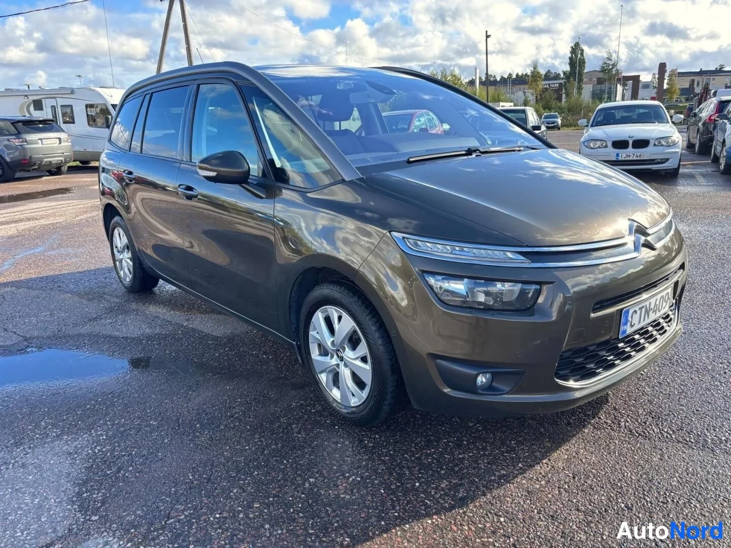 Brun Citroen Grand C4 Picasso 2015, snett framifrån, fronten åt höger, bild 4