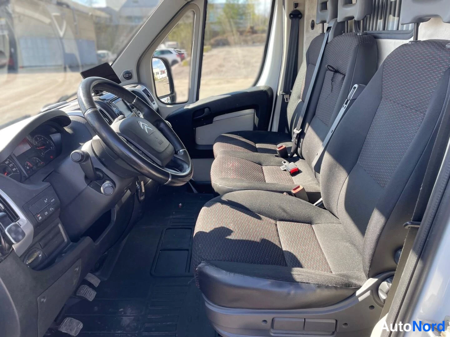 Vit Citroen Jumper 2018, förarplats, bild 8