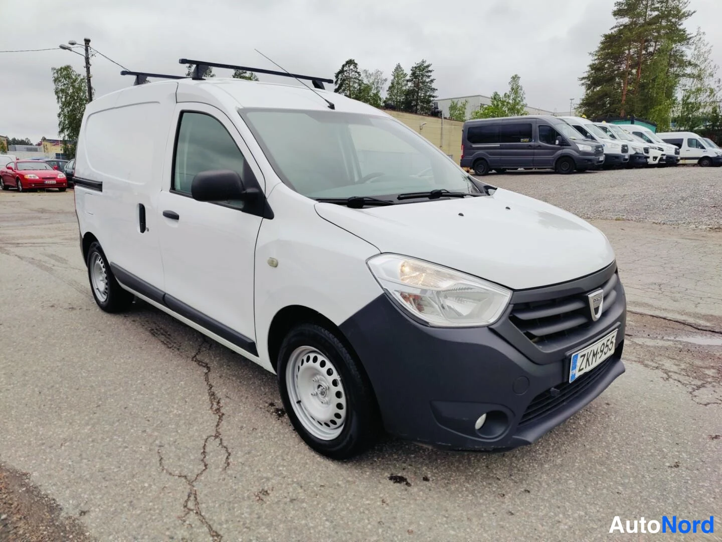 Vit Dacia Dokker 2016, snett framifrån, fronten åt höger, bild 2