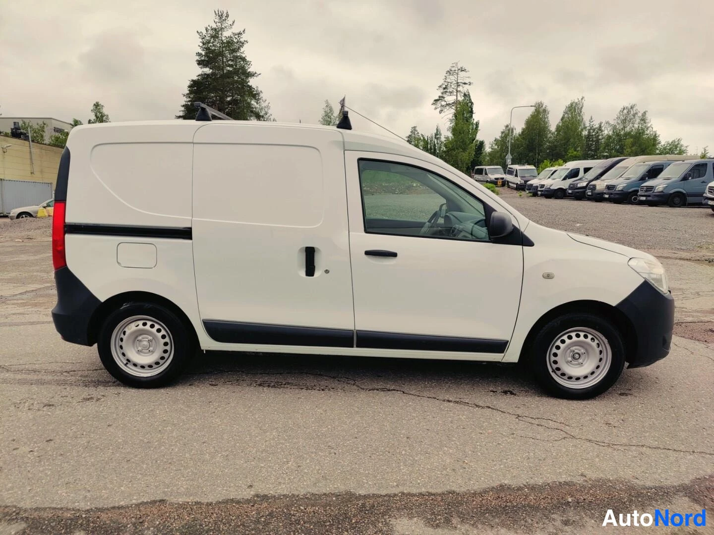 Vit Dacia Dokker 2016, från sidan, bild 4