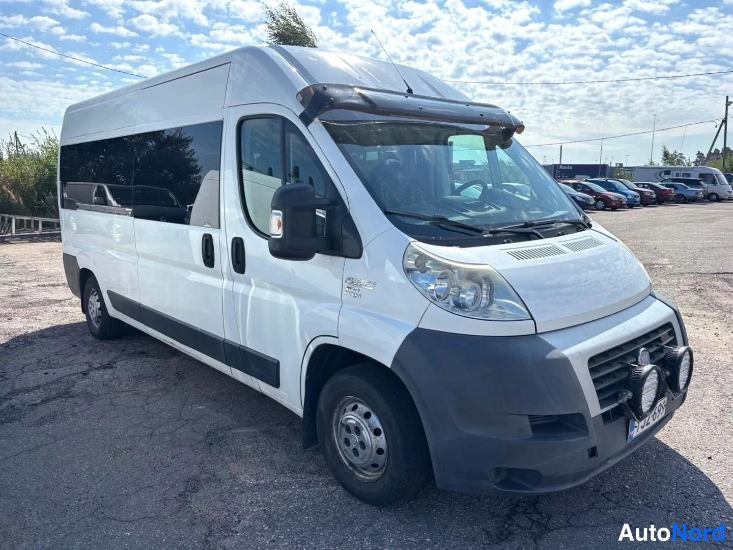 Vit Fiat Ducato 2010, snett framifrån, fronten åt höger, bild 3