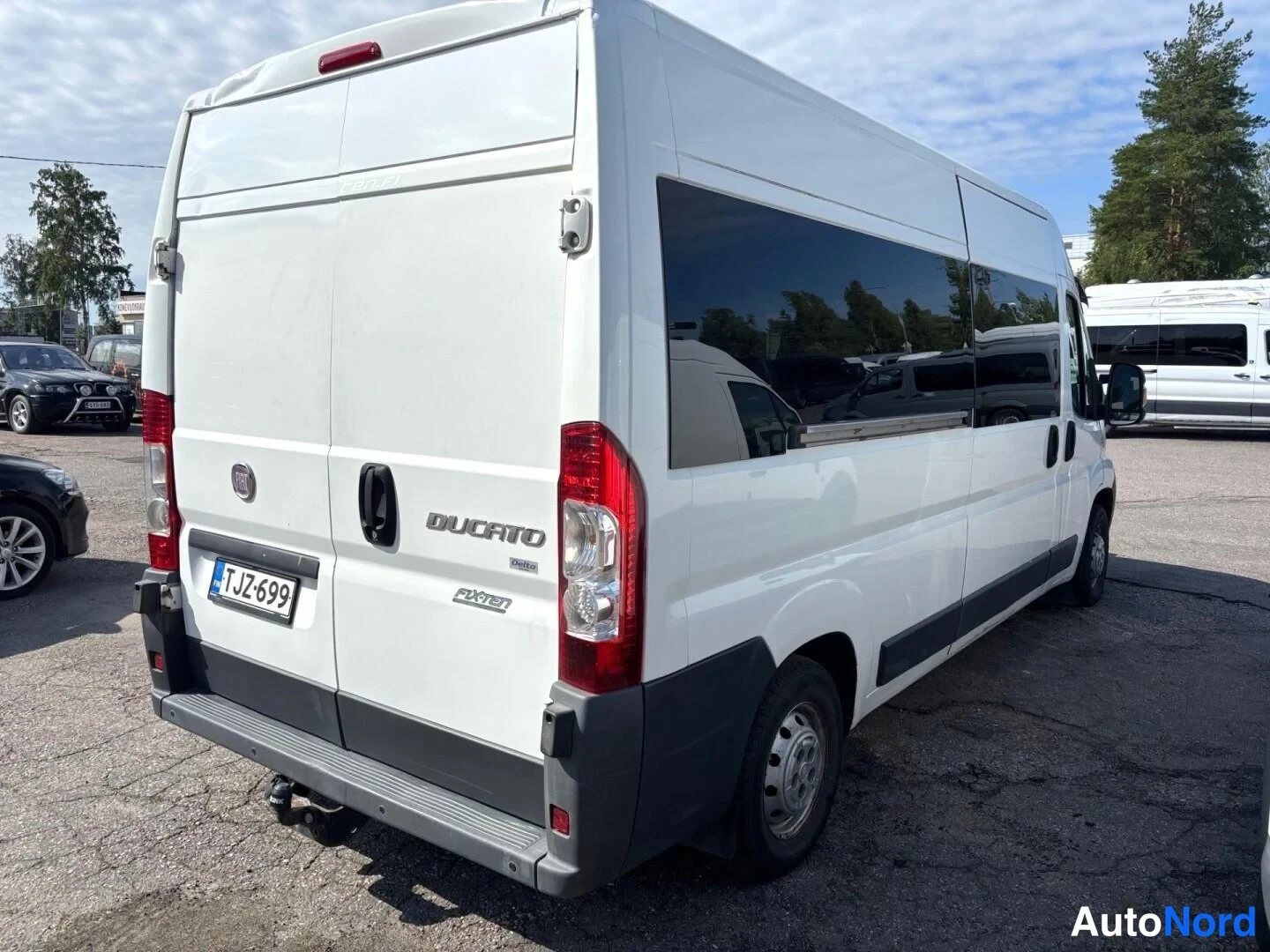 Vit Fiat Ducato 2010, snett bakifrån, bild 4
