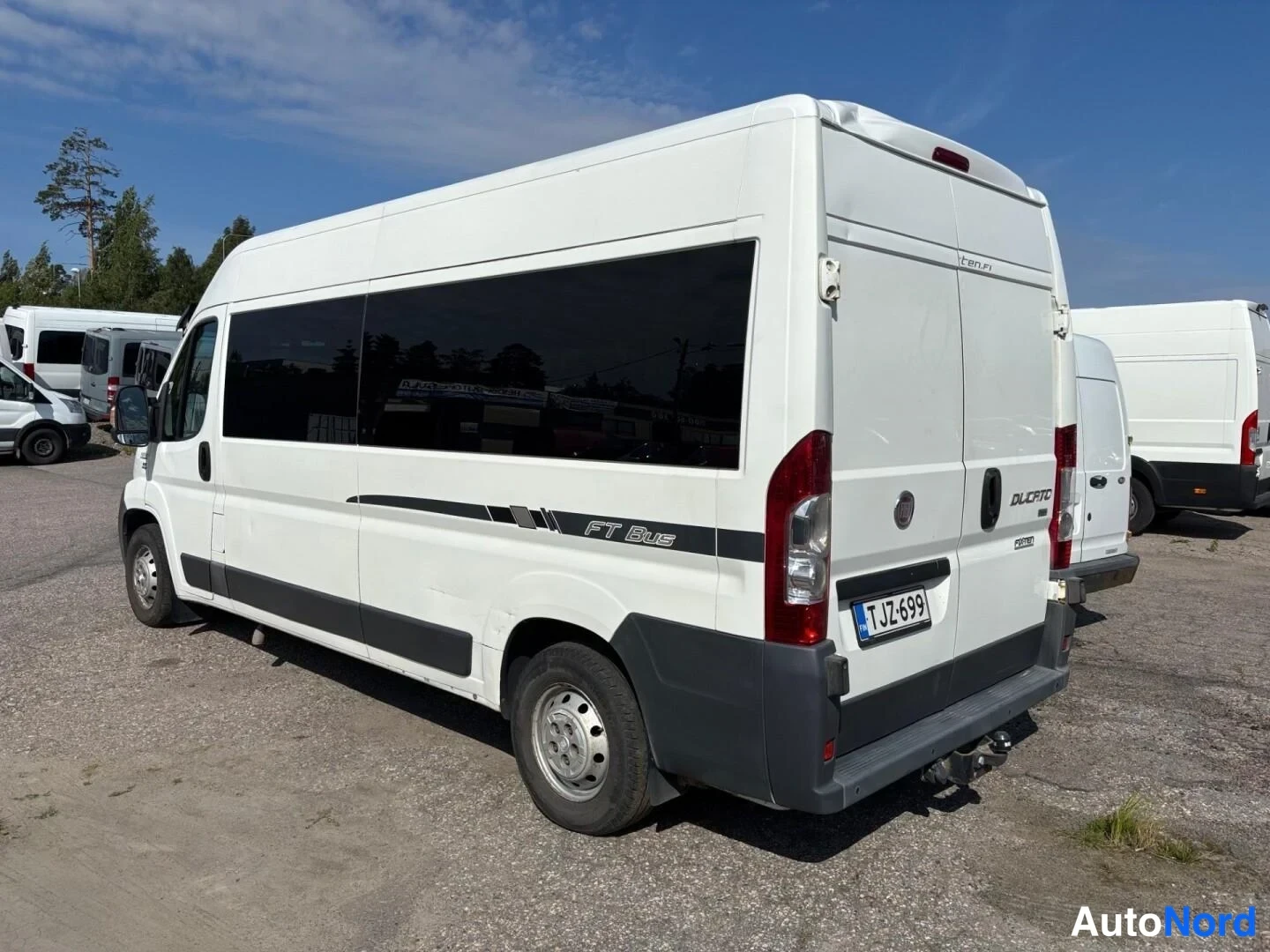 Vit Fiat Ducato 2010, snett bakifrån, bild 5