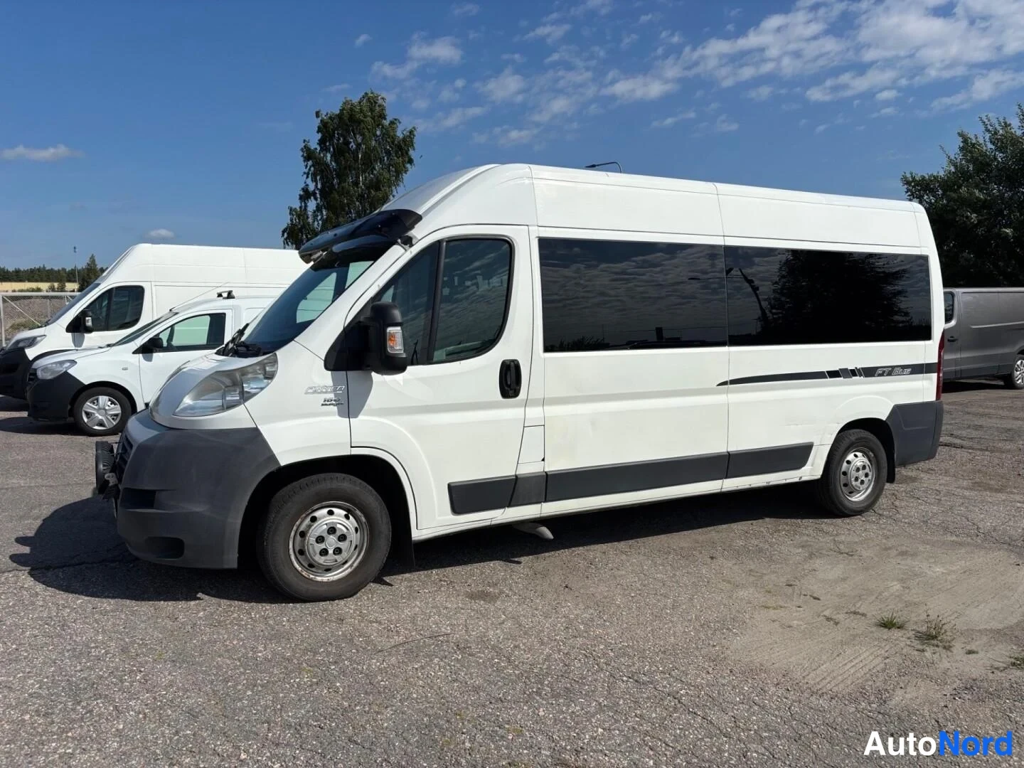 Vit Fiat Ducato 2010, snett framifrån, fronten åt vänster, bild 2
