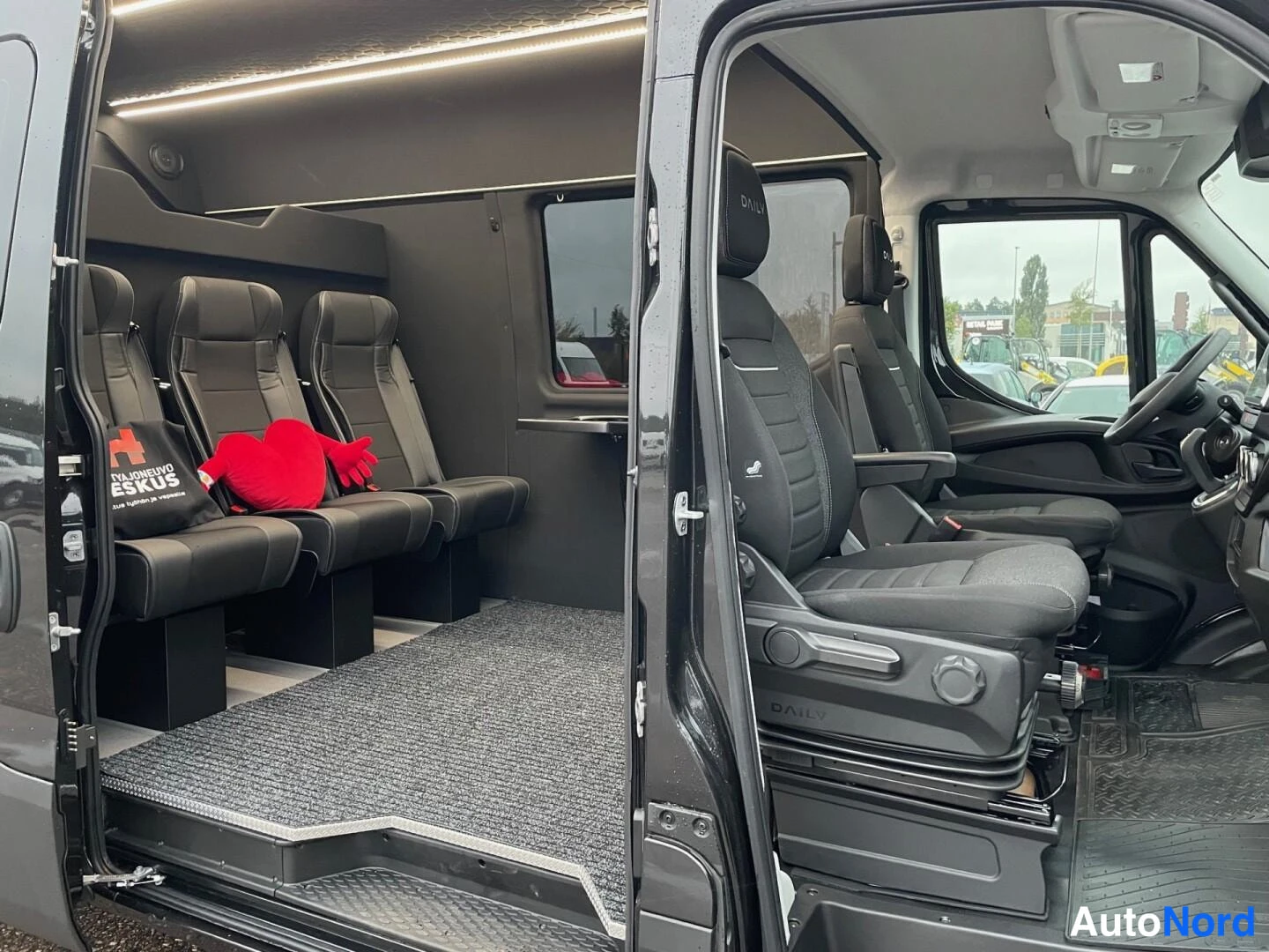 Svart Iveco Daily 2025, baksäten, bild 11
