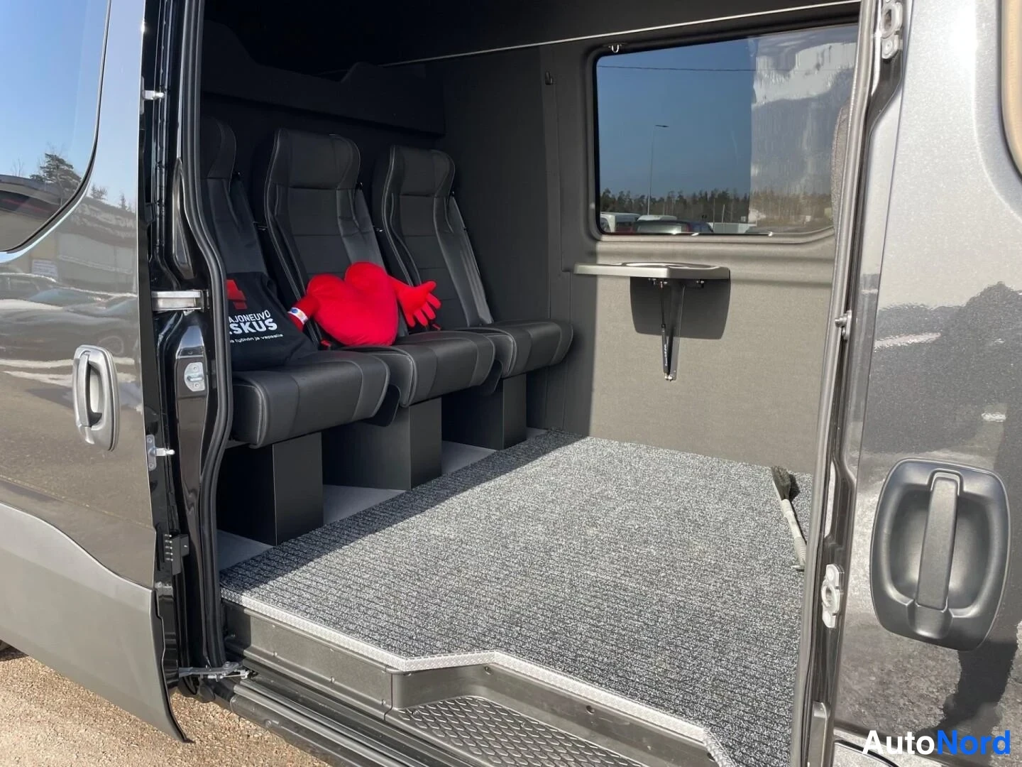 Svart Iveco Daily 2025, baksäten, bild 14