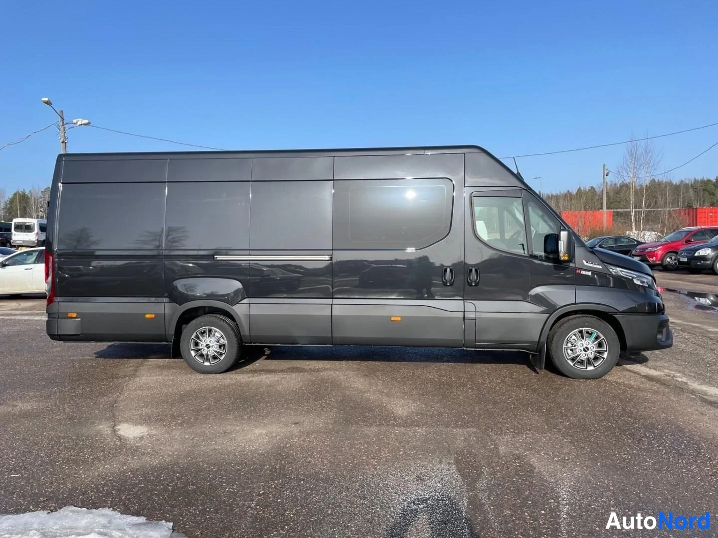 Svart Iveco Daily 2025, från sidan, bild 4