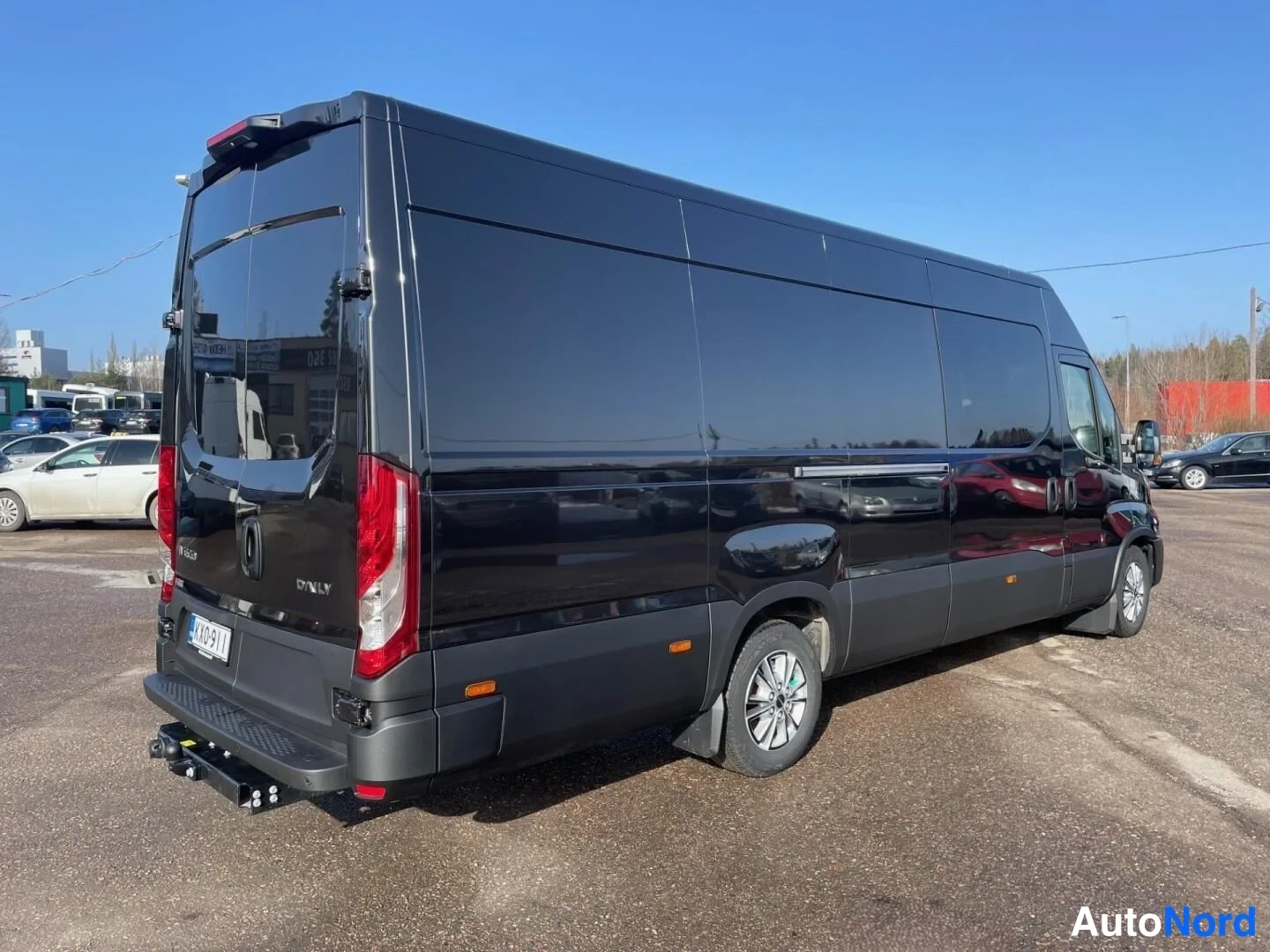 Svart Iveco Daily 2025, snett bakifrån, bild 6