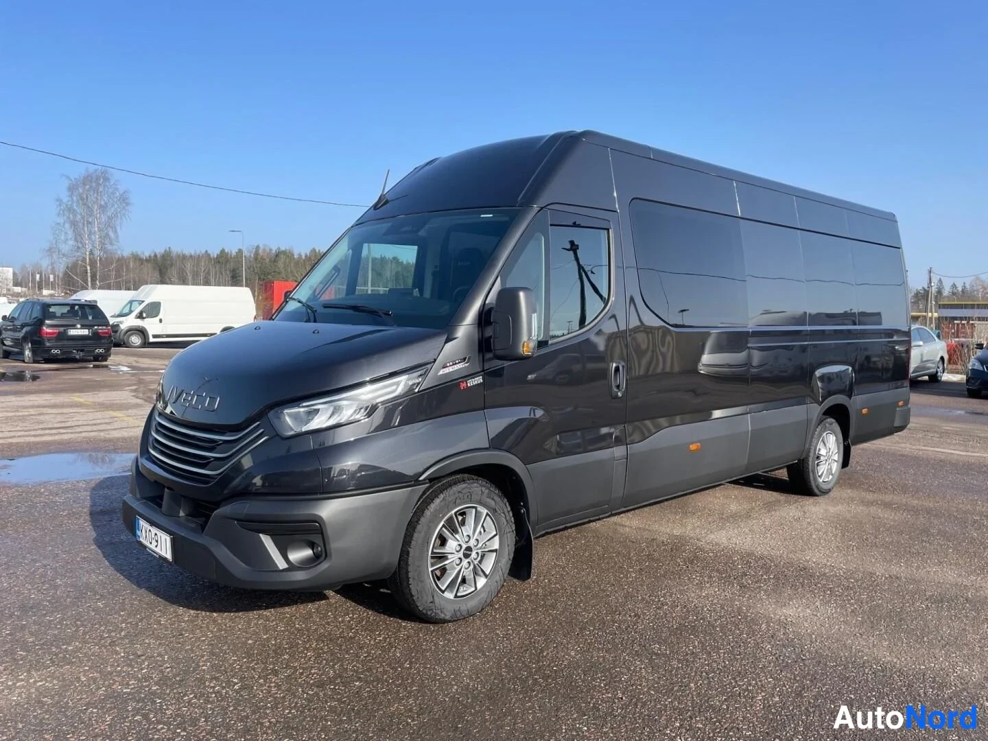 Svart Iveco Daily 2025, snett framifrån, fronten åt vänster, bild 2