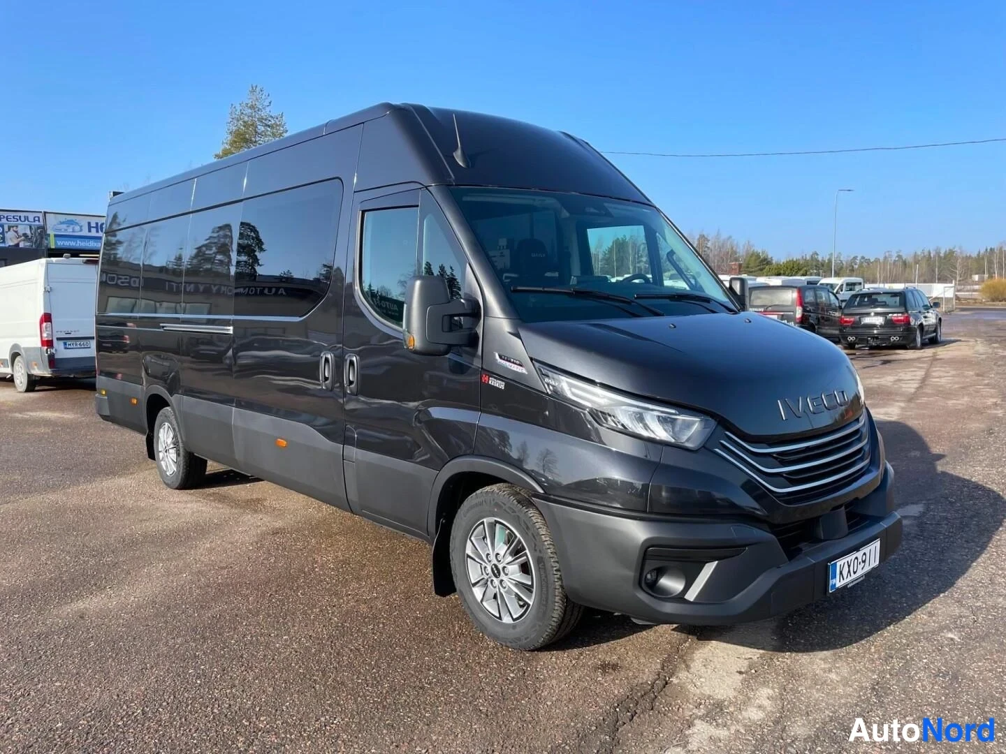 Svart Iveco Daily 2025, snett framifrån, fronten åt höger, bild 3