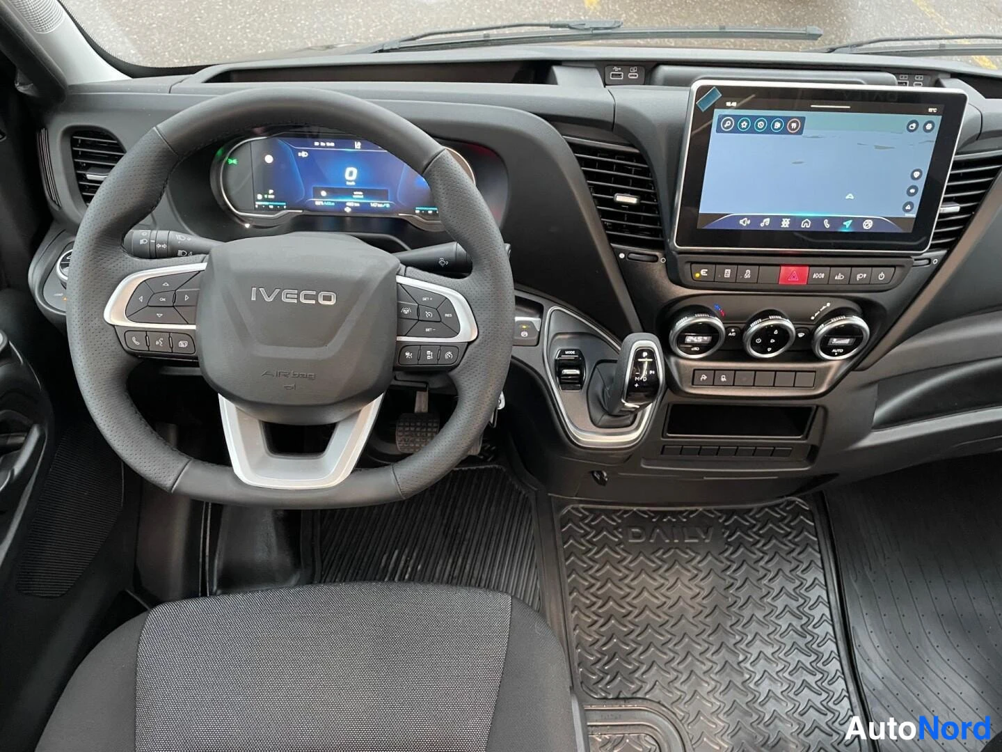 Svart Iveco Daily 2025, förarplats, bild 8