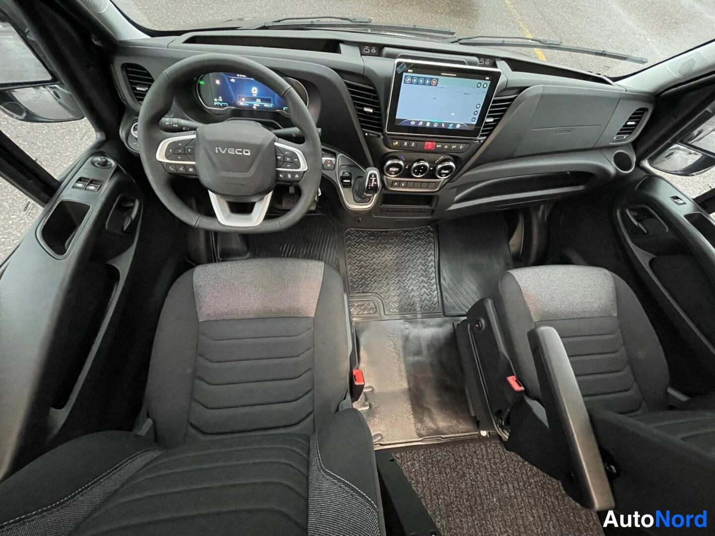 Svart Iveco Daily 2025, förarplats, bild 9