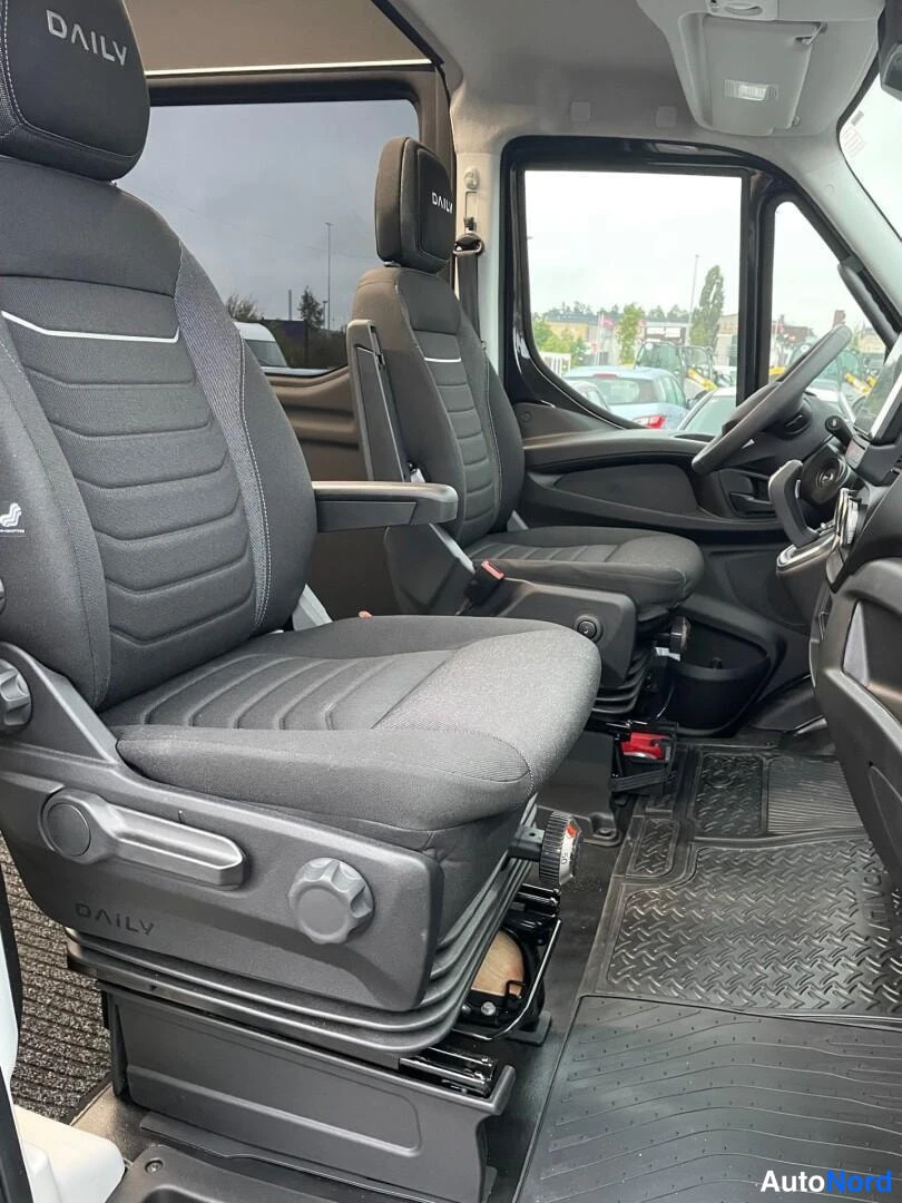 Svart Iveco Daily 2025, framsäten, bild 10