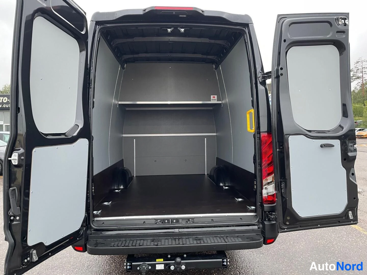Svart Iveco Daily 2025, bagageutrymme, bild 15