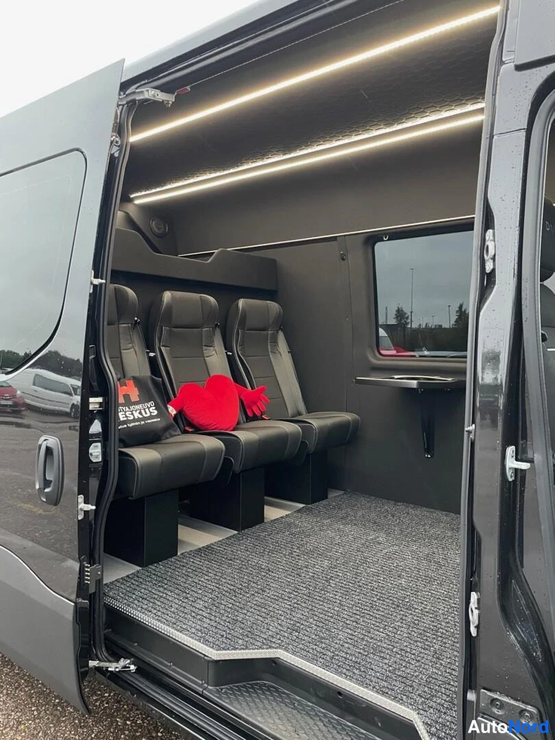 Svart Iveco Daily 2025, baksäten, bild 13