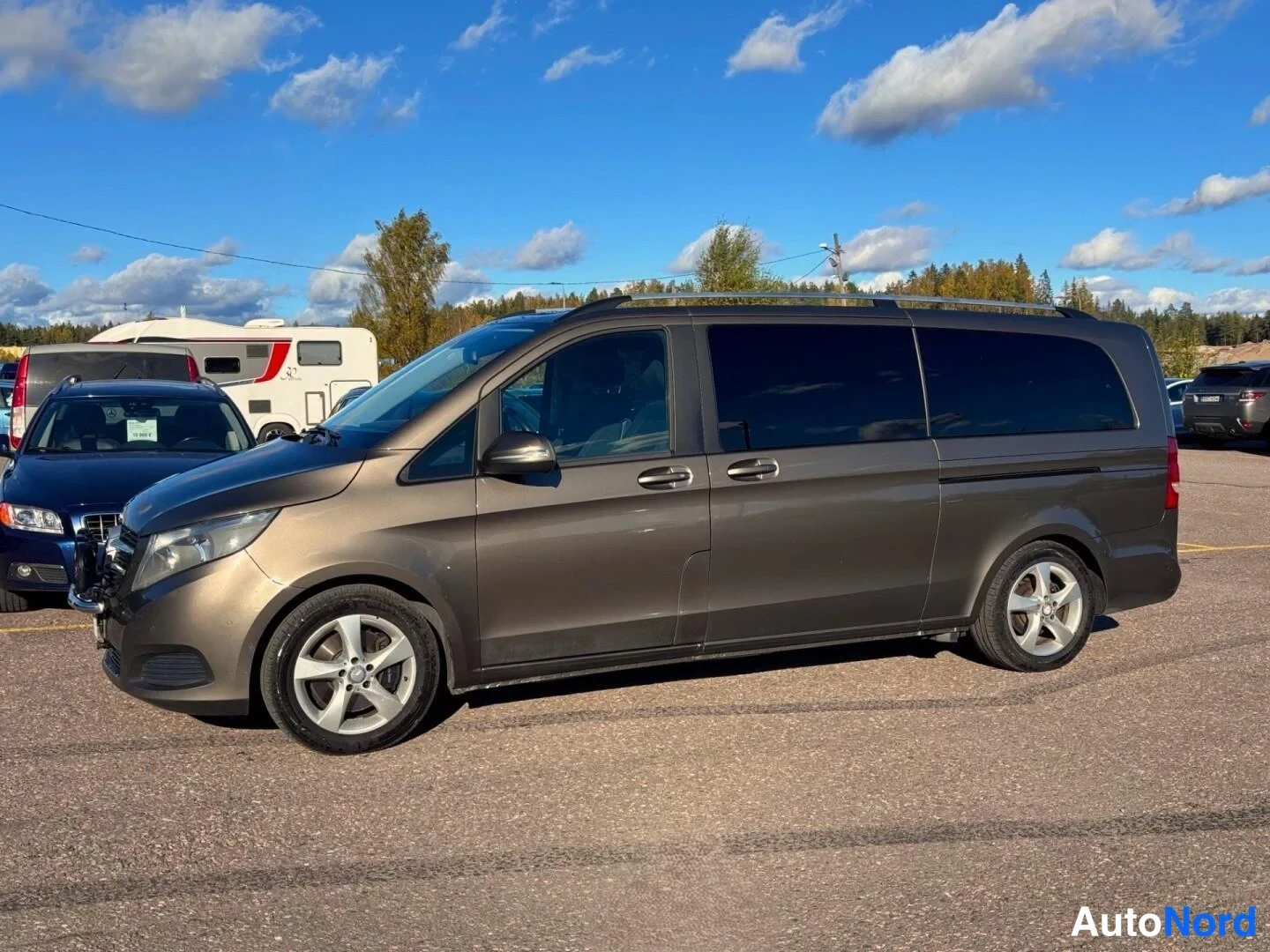Grå Mercedes-Benz V 250 d 4MATIC 2015, snett framifrån, fronten åt vänster, bild 2