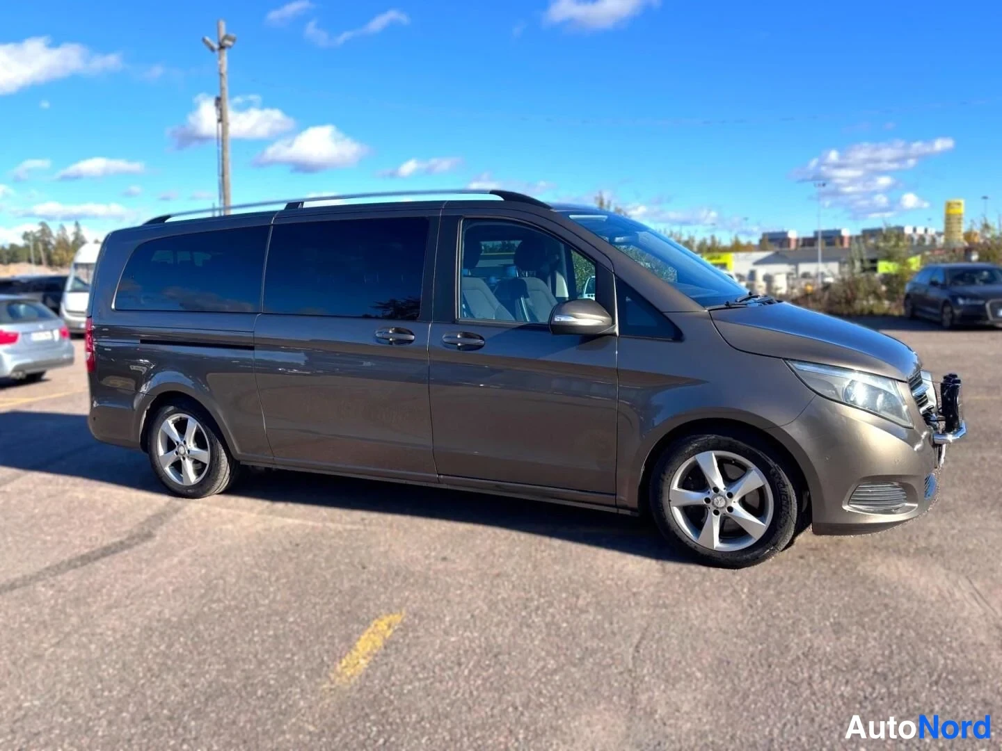 Grå Mercedes-Benz V 250 d 4MATIC 2015, snett framifrån, fronten åt höger, bild 4