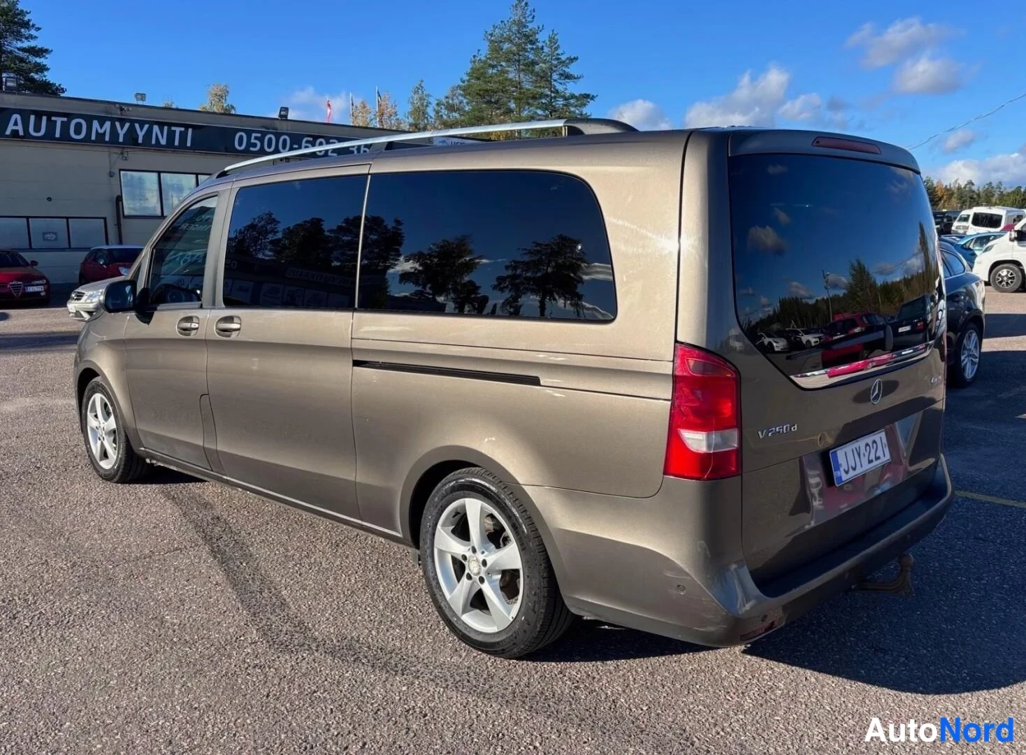 Grå Mercedes-Benz V 250 d 4MATIC 2015, snett bakifrån, bild 8