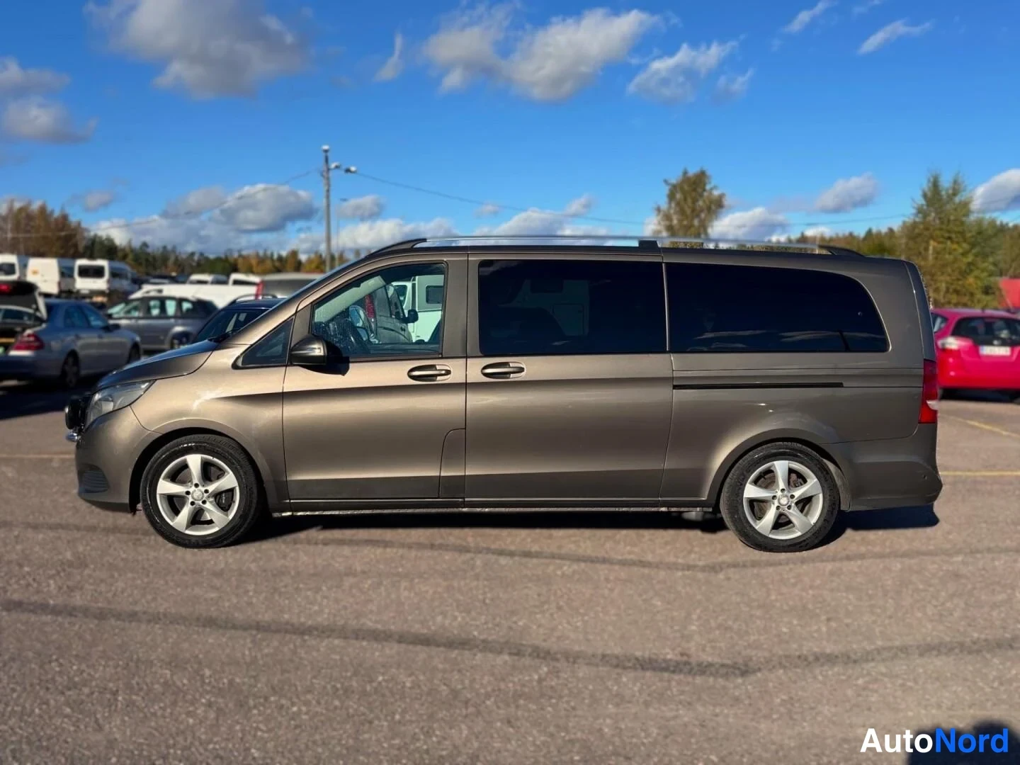 Grå Mercedes-Benz V 250 d 4MATIC 2015, snett framifrån, fronten åt vänster, bild 3