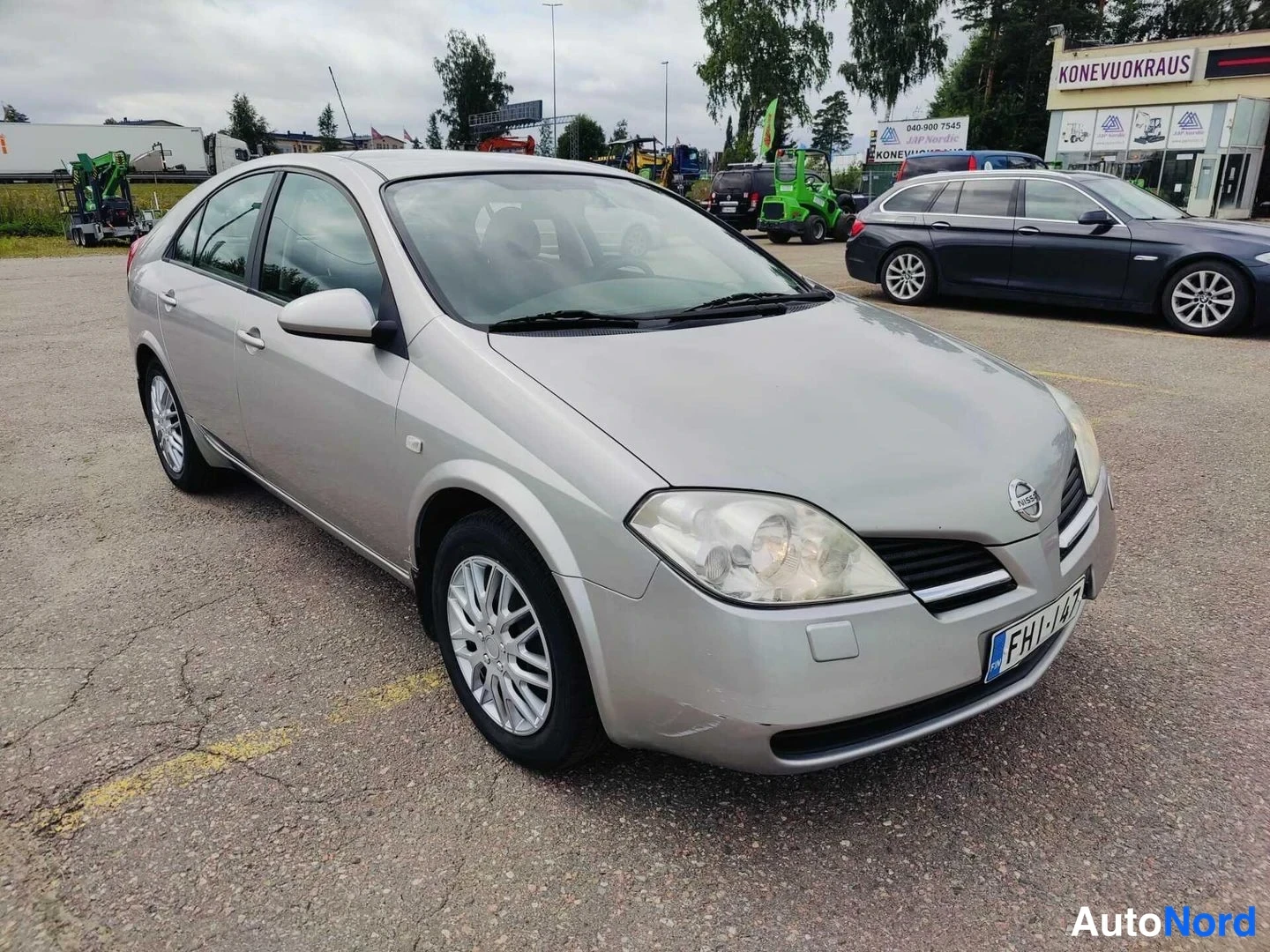 Silver Nissan Primera 2006, snett framifrån, fronten åt höger, bild 2