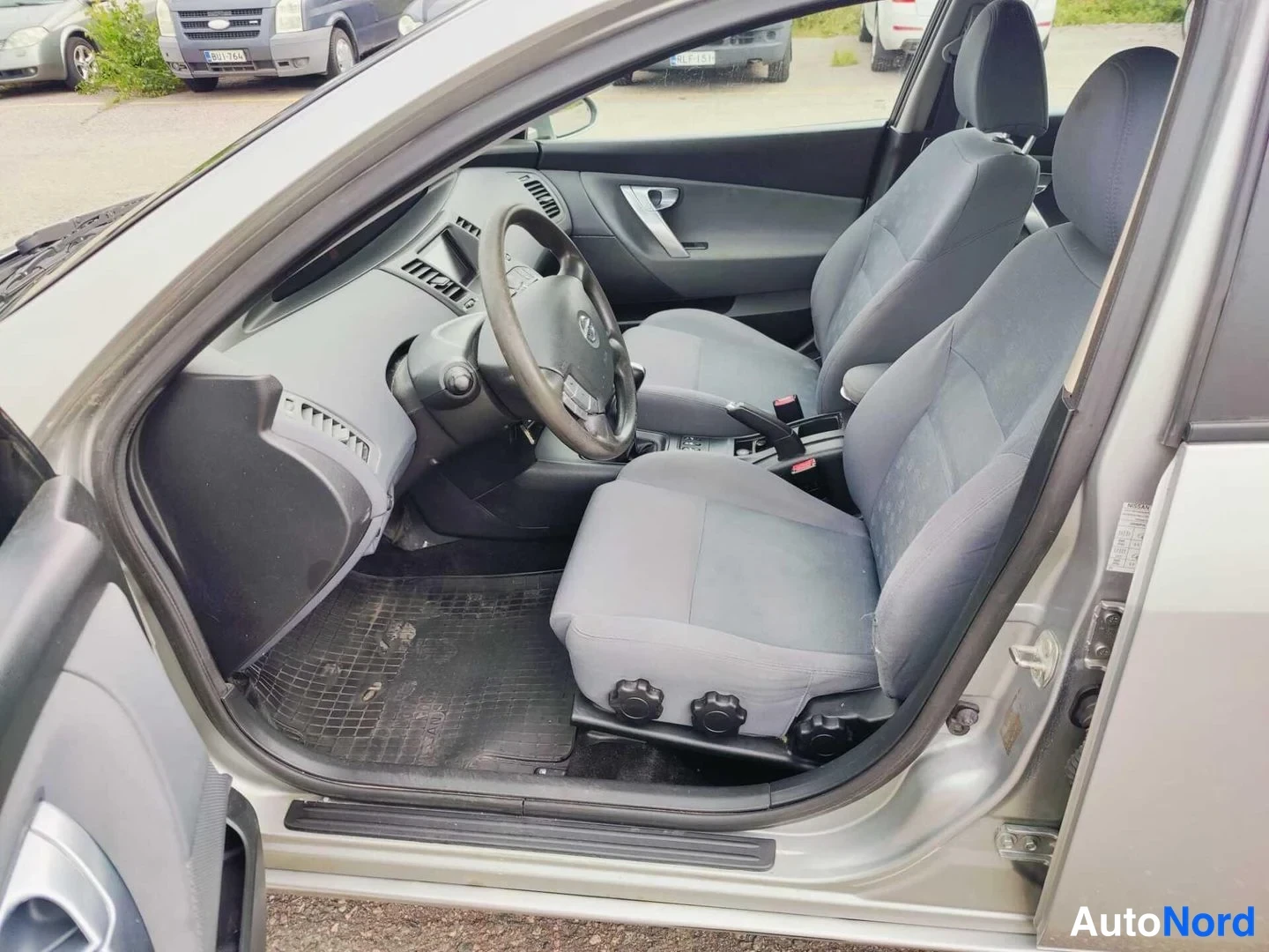 Silver Nissan Primera 2006, förarplats, bild 6