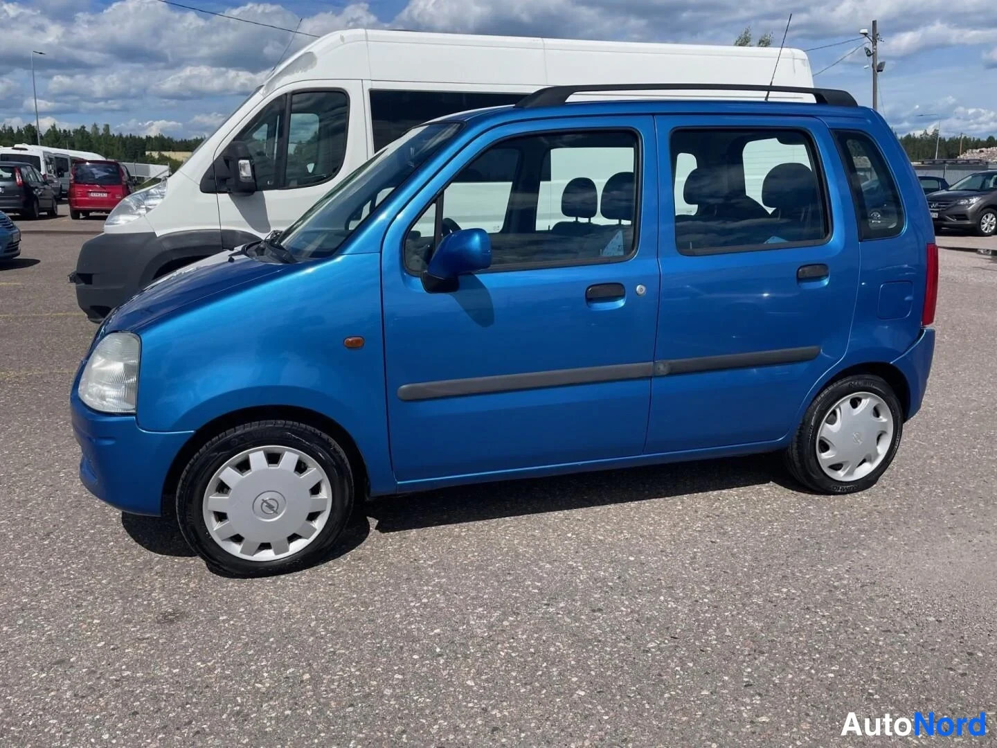 Blå Opel Agila 2001, snett framifrån, fronten åt vänster, bild 4