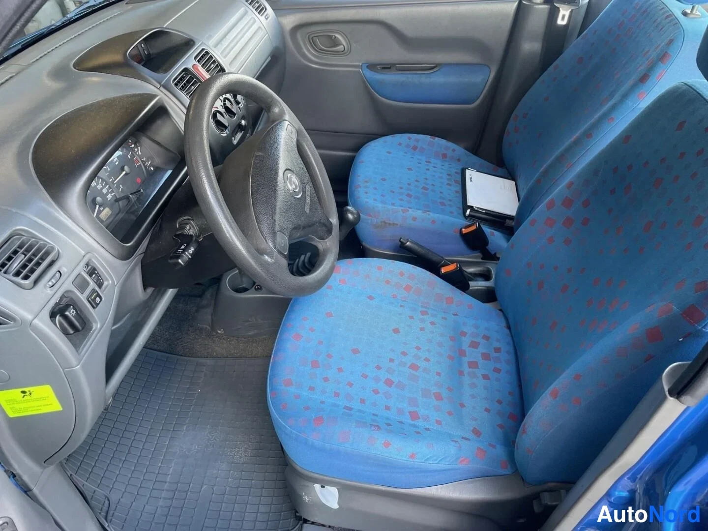 Blå Opel Agila 2001, förarplats, bild 13