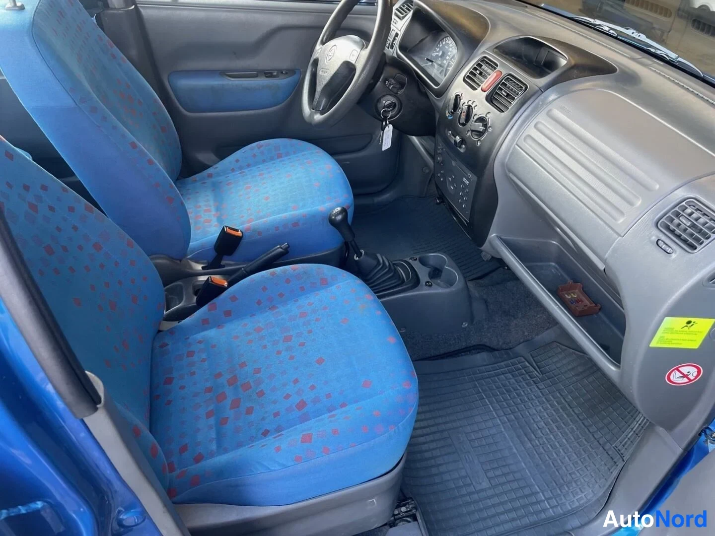 Blå Opel Agila 2001, förarplats, bild 14