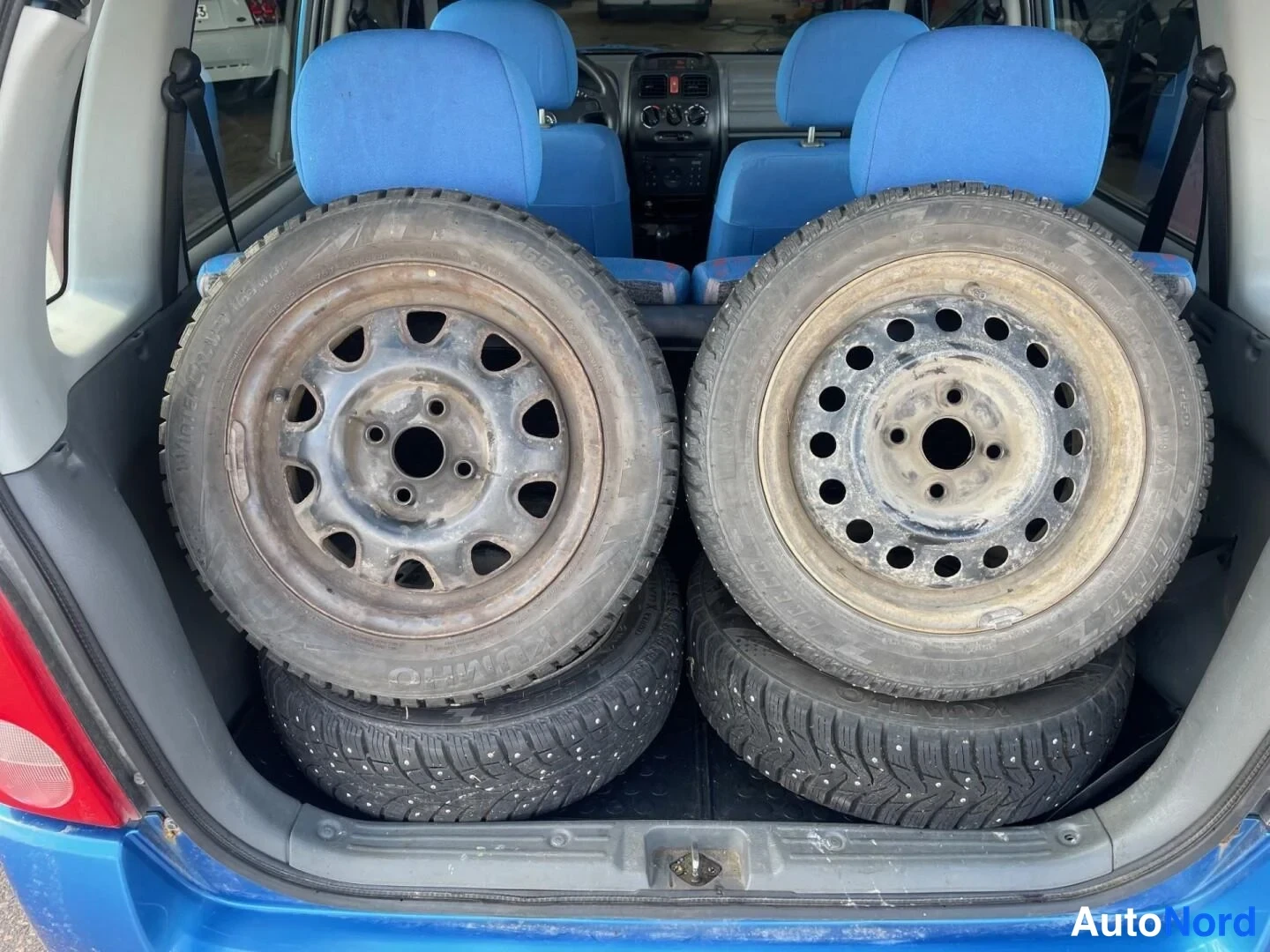 Blå Opel Agila 2001, bagageutrymme, bild 18