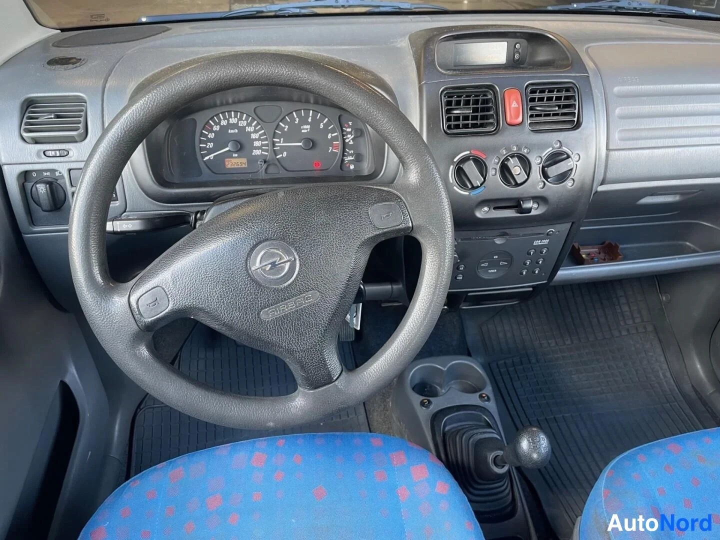 Blå Opel Agila 2001, förarplats, bild 15