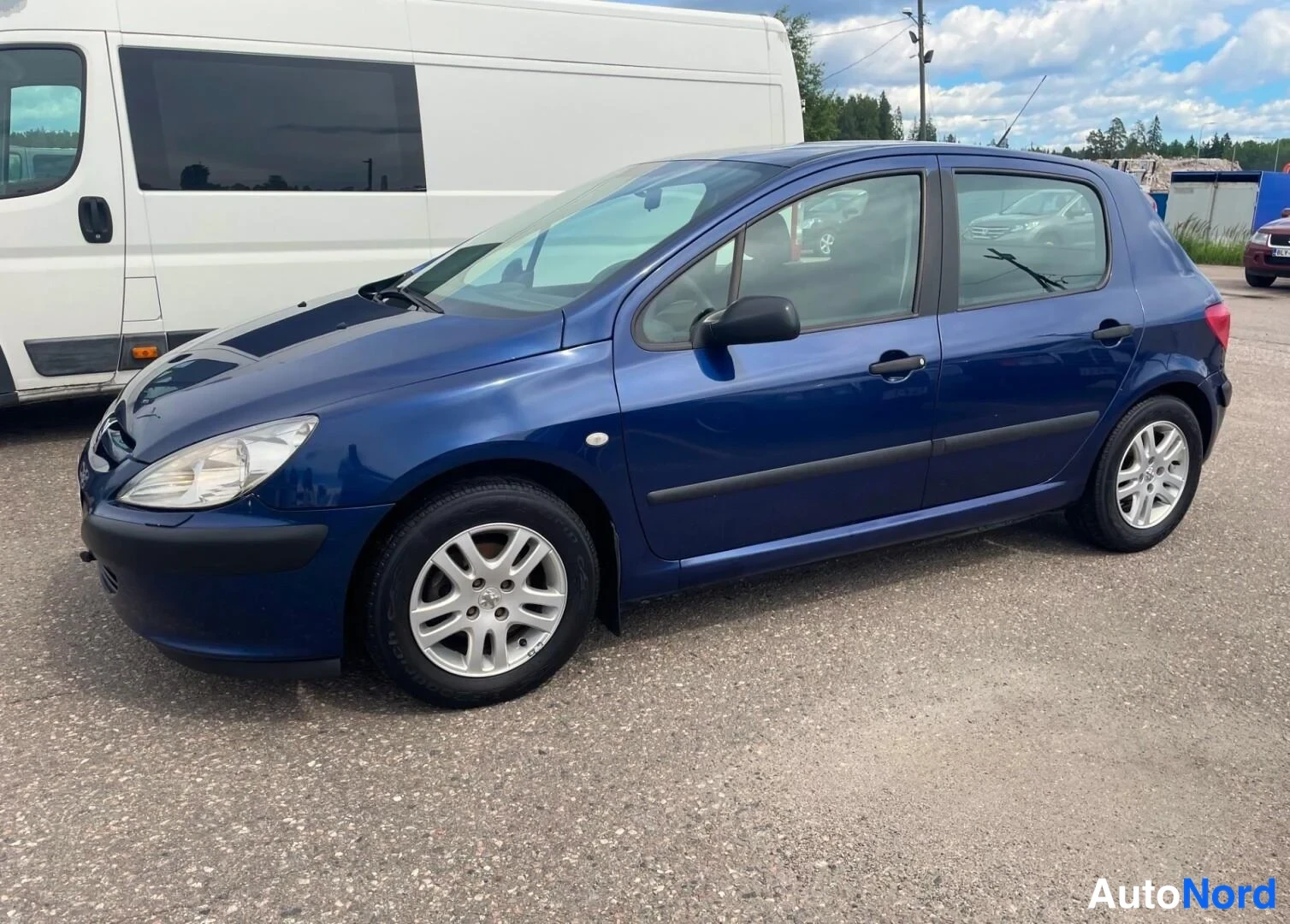 Blå Peugeot 307 2004, snett framifrån, fronten åt vänster, bild 3