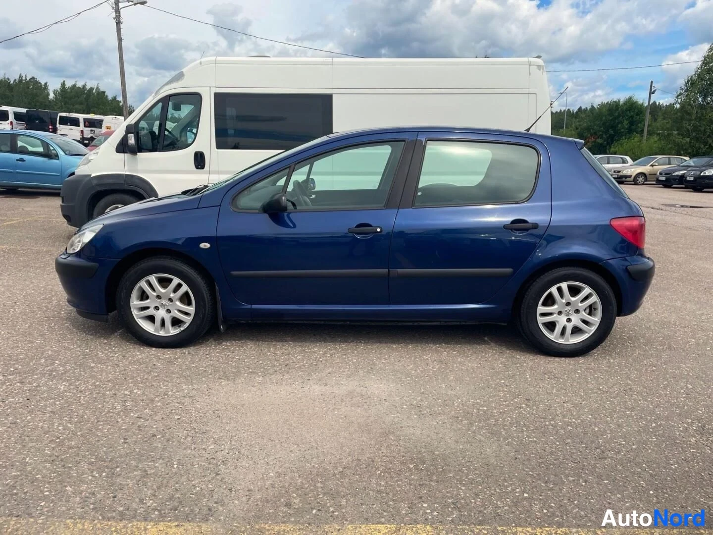 Blå Peugeot 307 2004, snett framifrån, fronten åt vänster, bild 2