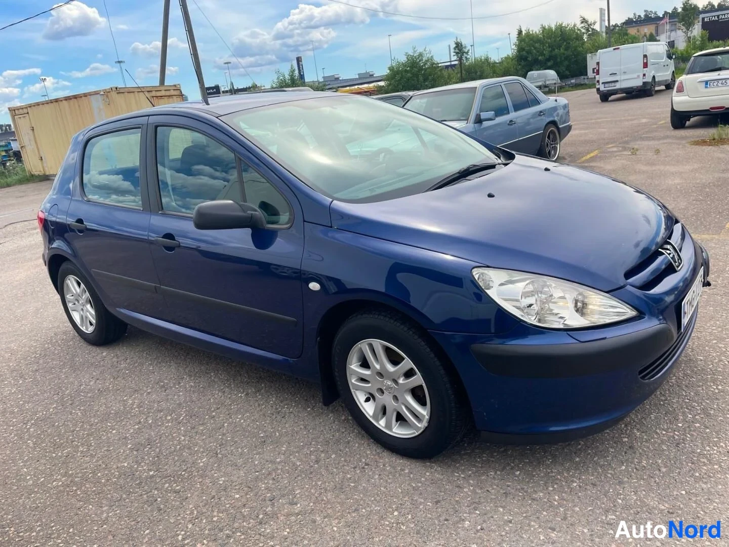 Blå Peugeot 307 2004, snett framifrån, fronten åt höger, bild 5