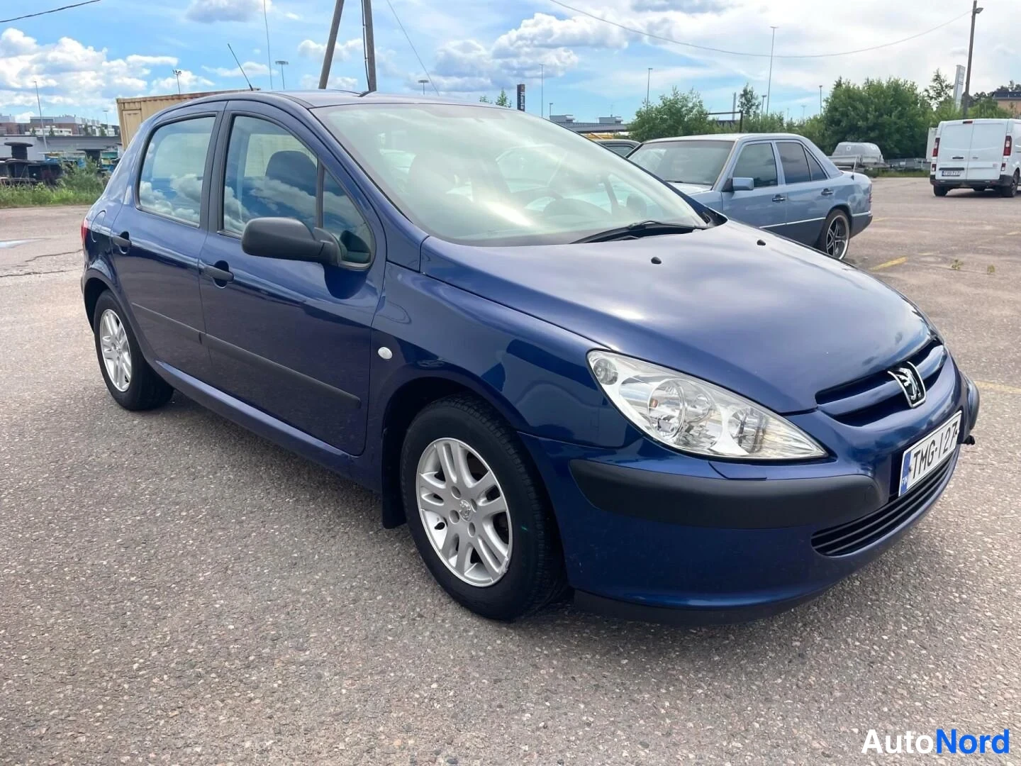 Blå Peugeot 307 2004, snett framifrån, fronten åt höger, bild 6