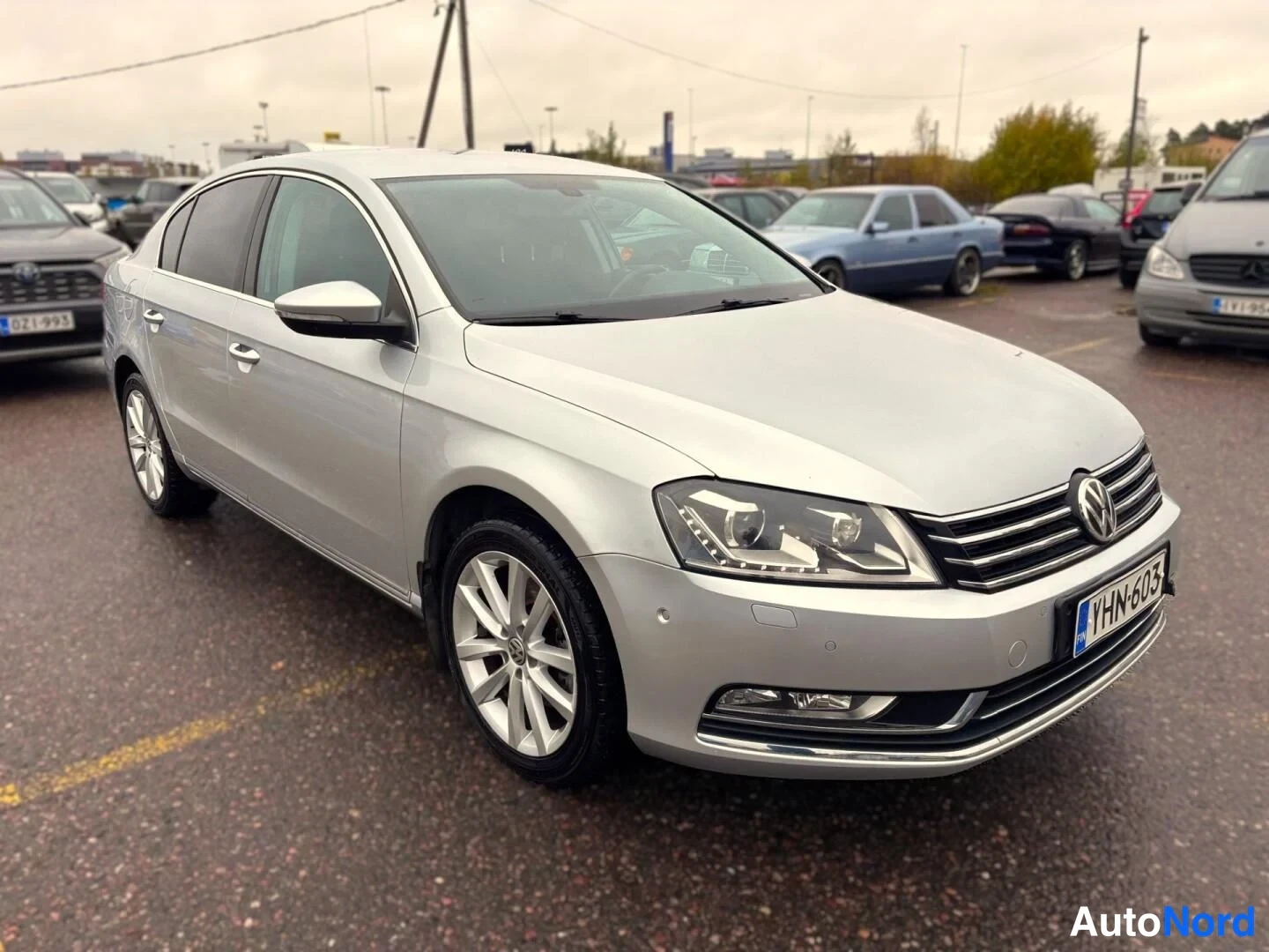 Grå Volkswagen Passat 2011, snett framifrån, fronten åt höger, bild 4
