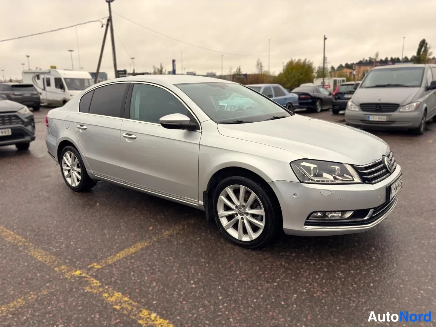 Grå Volkswagen Passat 2011, snett framifrån, fronten åt höger, bild 3