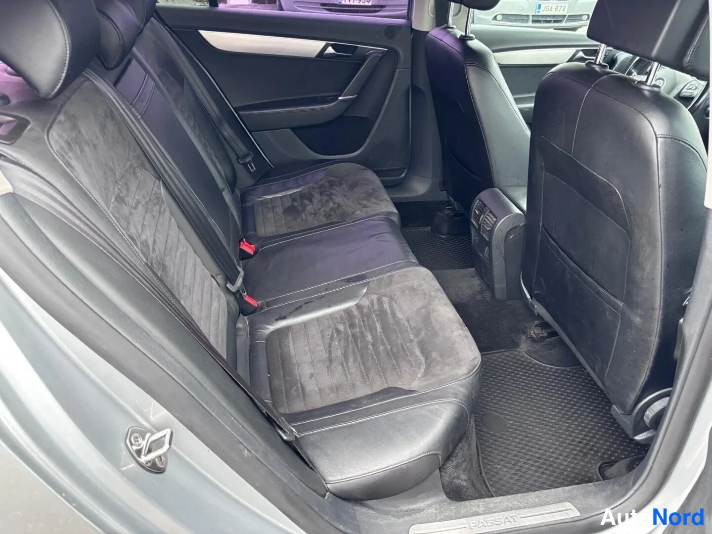 Grå Volkswagen Passat 2011, baksäten, bild 13