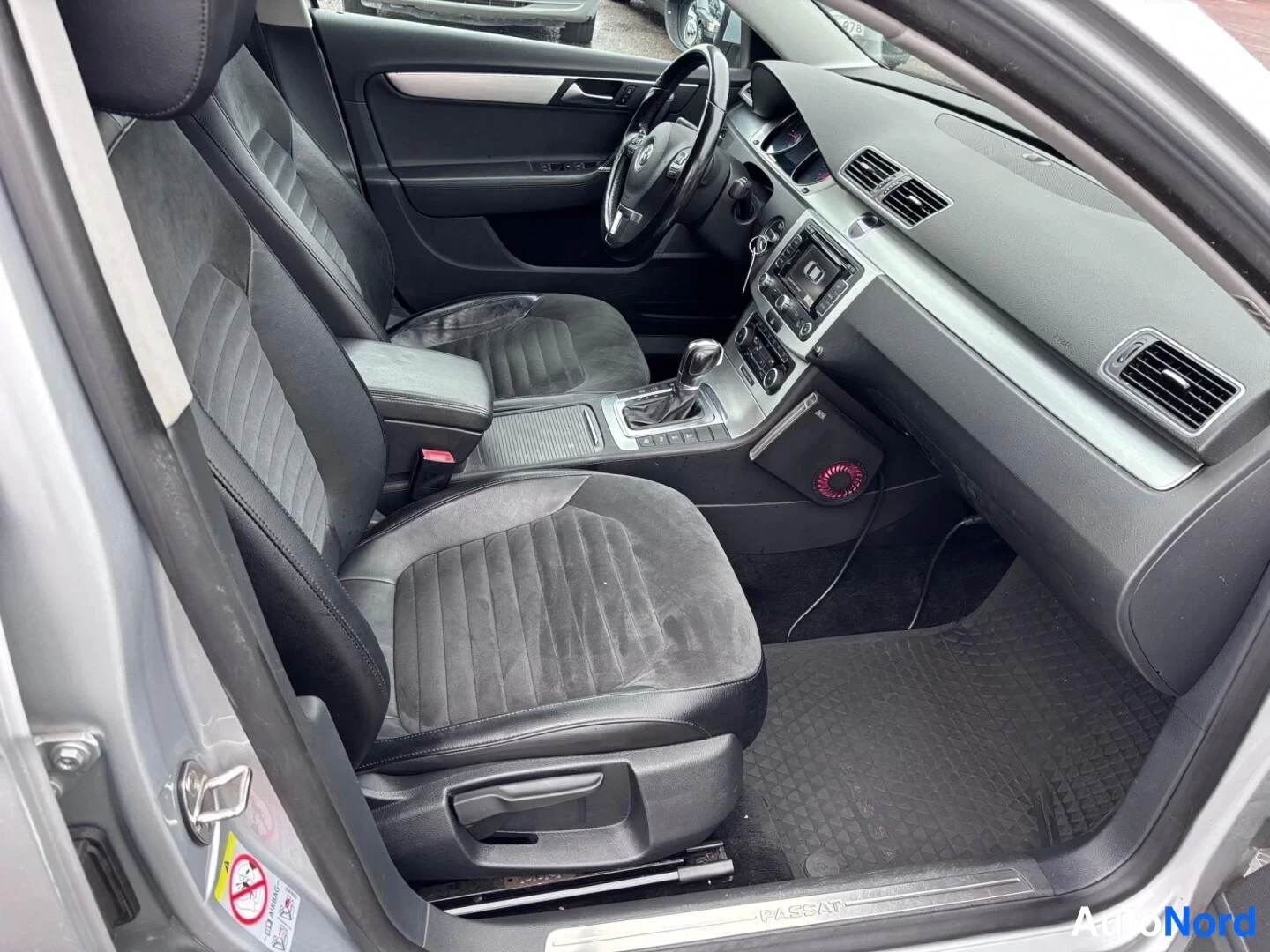 Grå Volkswagen Passat 2011, framsäten, bild 12