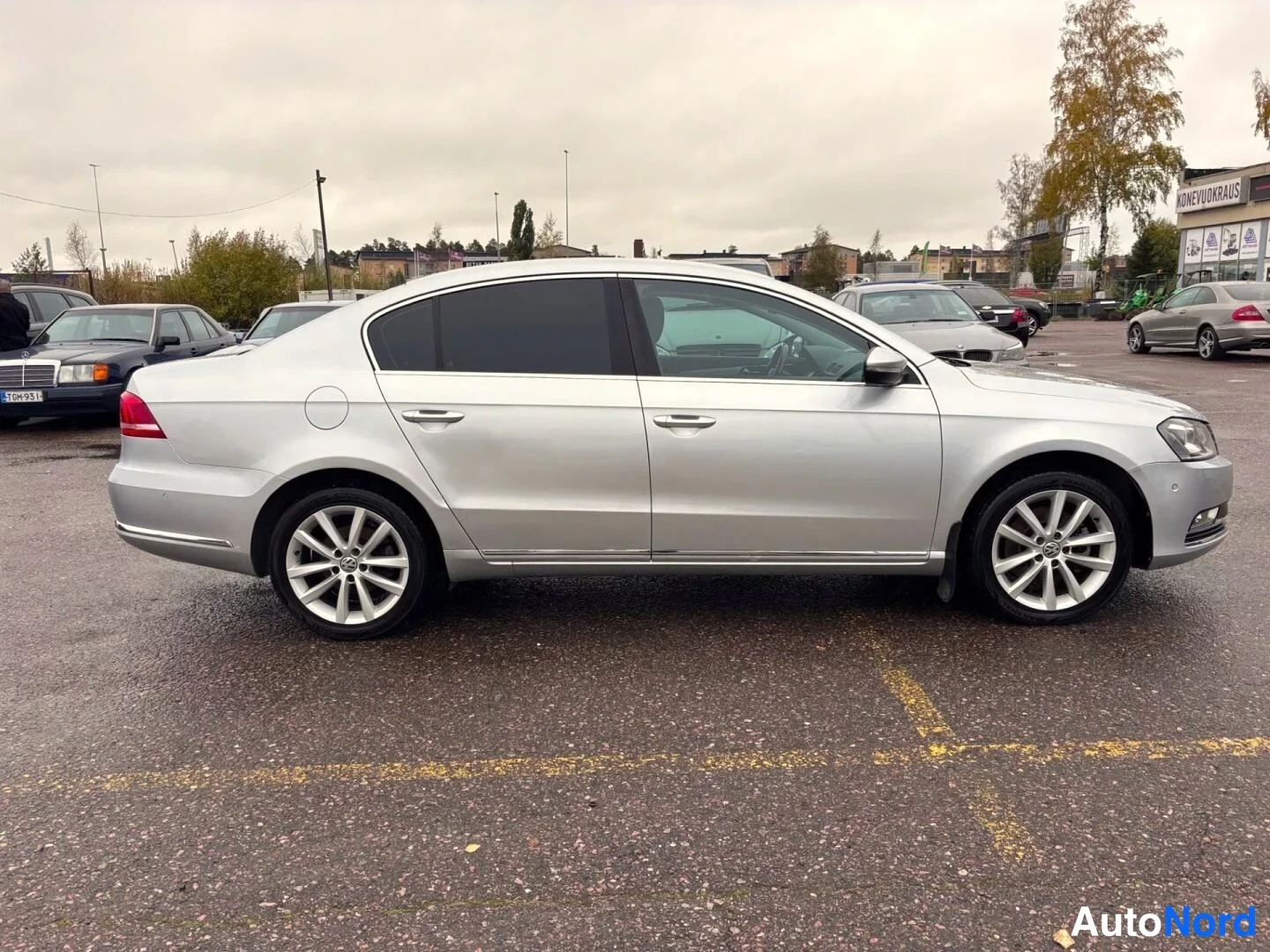 Grå Volkswagen Passat 2011, från sidan, bild 6