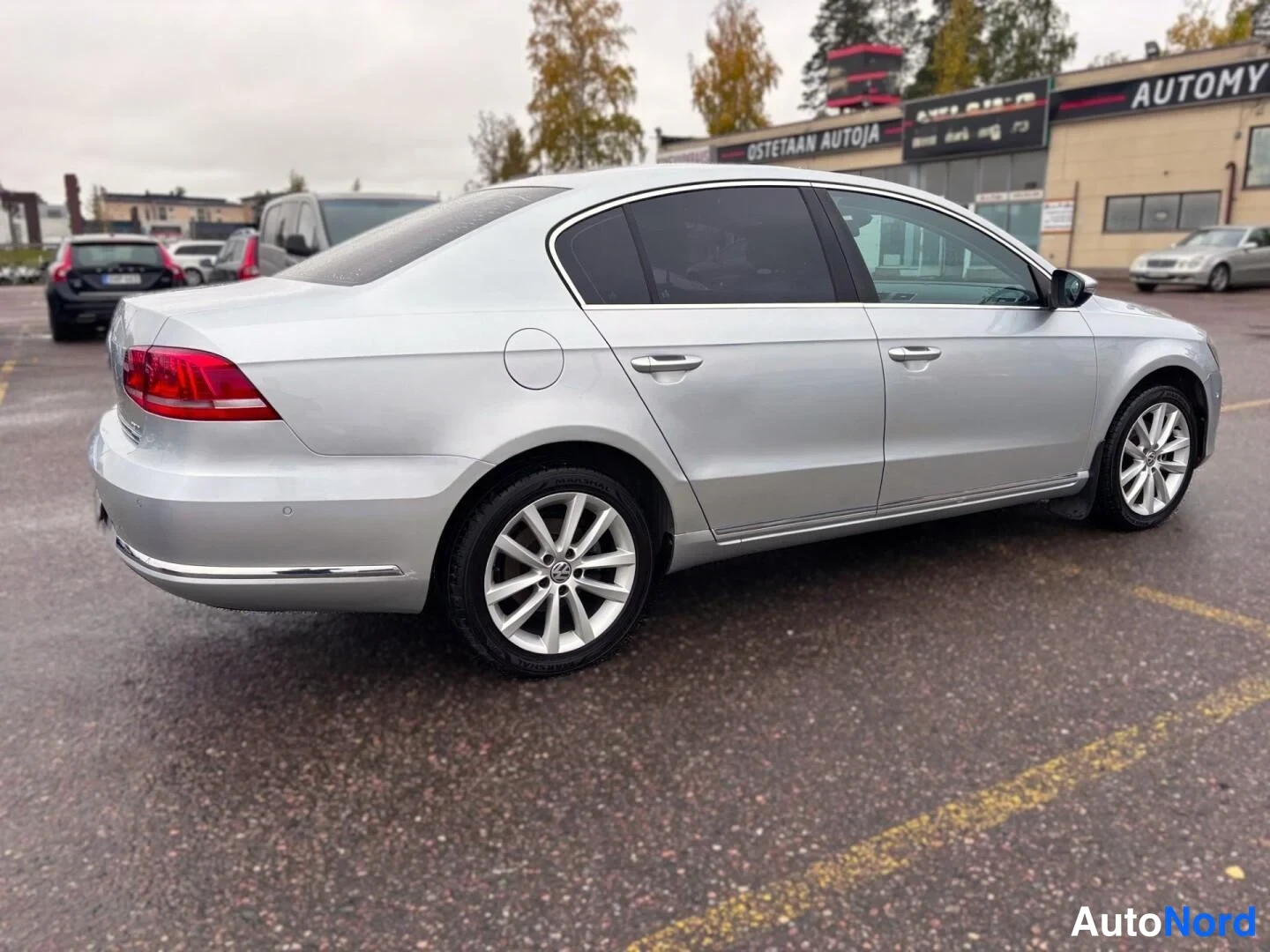 Grå Volkswagen Passat 2011, snett bakifrån, bild 9